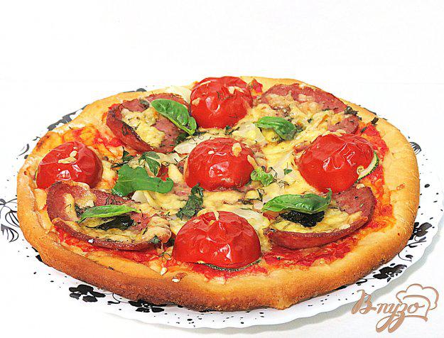 фото рецепта: Пицца с салями, помидорами и цуккини