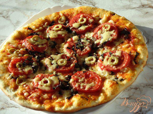 фото рецепта: Пицца с помидорами, зелеными оливками и свежим базиликом