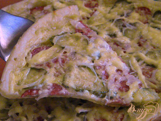 фото рецепта: Пицца с солеными огурцами и колбасой