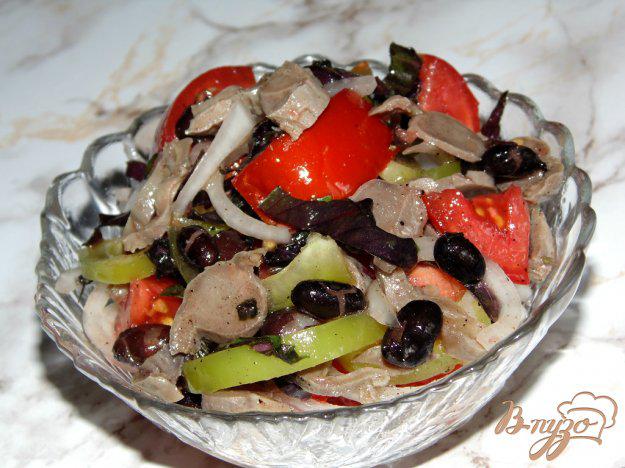 фото рецепта: Овощной салат с черной фасолью и куриными желудками