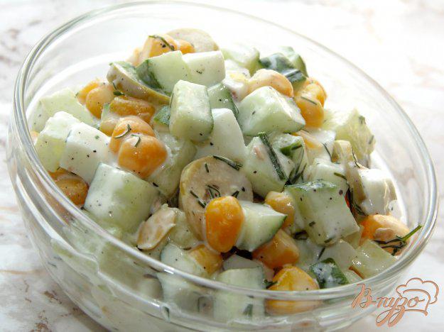 фото рецепта: Салат с отварной кукурузой и зелеными оливками