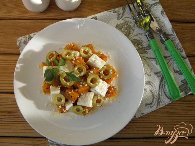 фото рецепта: Салат с брынзой, тыквой и оливками
