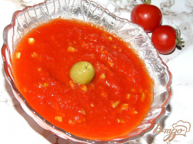 фото рецепта: Томатный соус с перцем чили и зелеными оливками