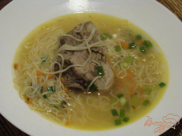фото рецепта: Суп с яичной лапшой и мясными косточками