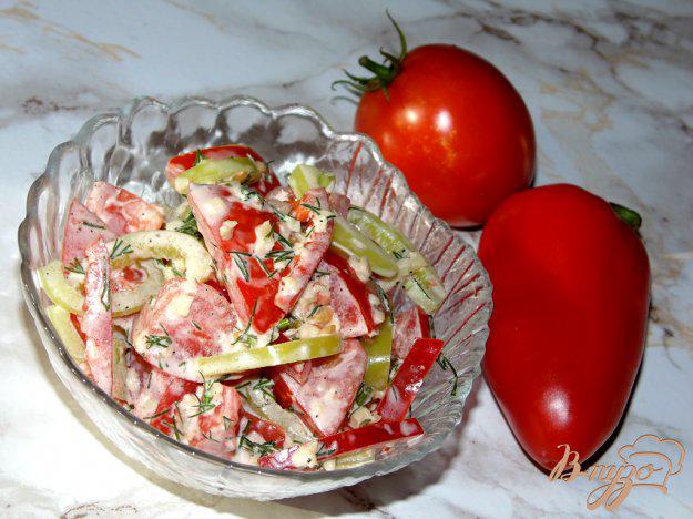 фото рецепта: Острый салат из помидоров с твердым сыром
