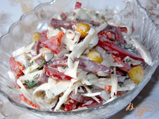 фото рецепта: Капустный салат с копченой колбасой и сладким перцем