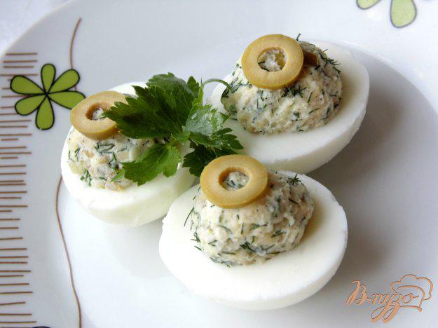 фото рецепта: Яйца фаршированные зелеными оливками с сыром