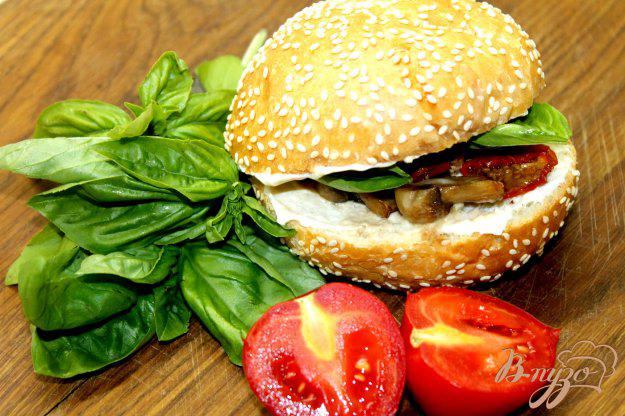 фото рецепта: Бургер с грибами и вялеными томатами
