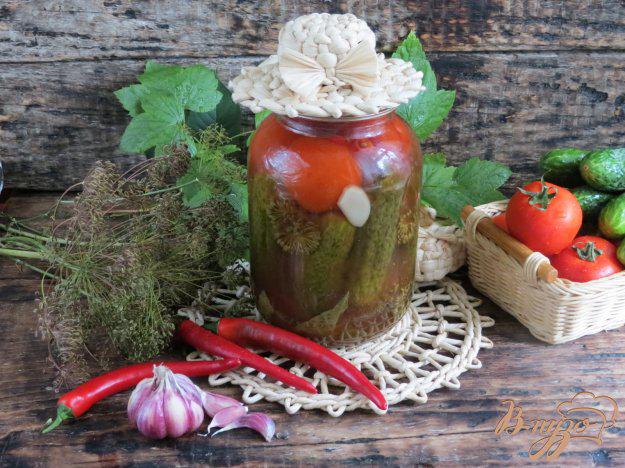 фото рецепта: Огурцы и помидоры маринованные с кетчупом