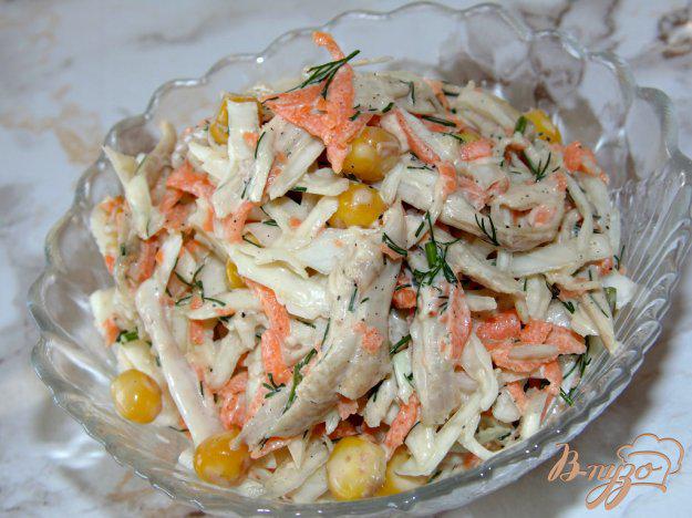 фото рецепта: Салат из капусты с морковью и мясом курицы