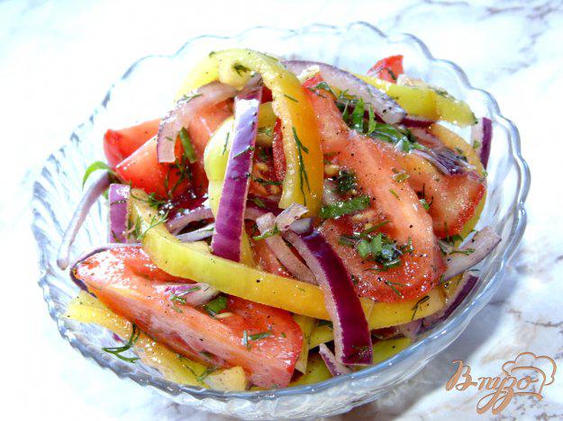 фото рецепта: Салат из помидоров с красным луком и чесночной заправкой