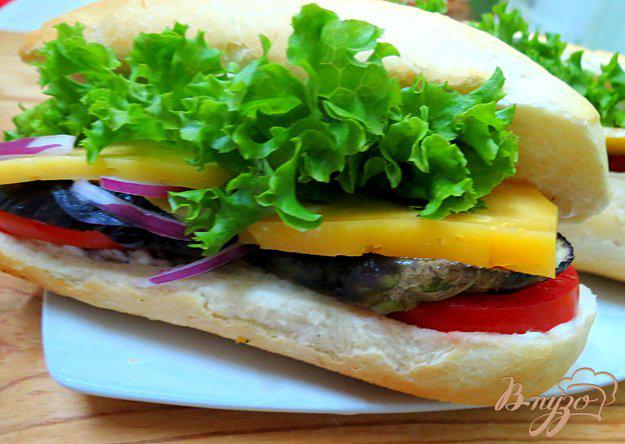 фото рецепта: Сэндвич с колбасой, сыром и баклажанами