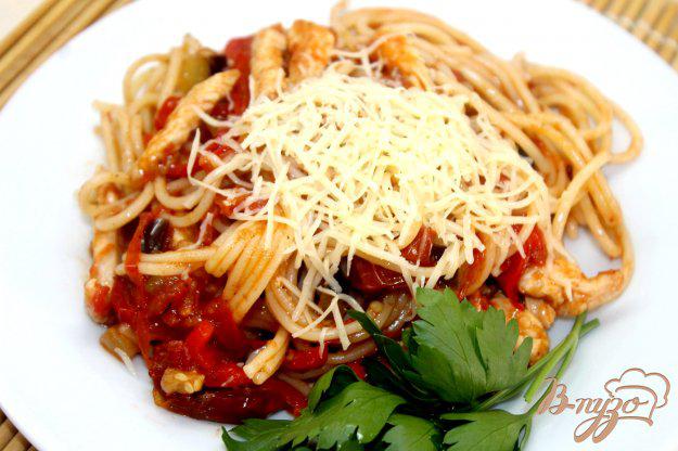 фото рецепта: Спагетти с курицей, овощами и вялеными помидорами