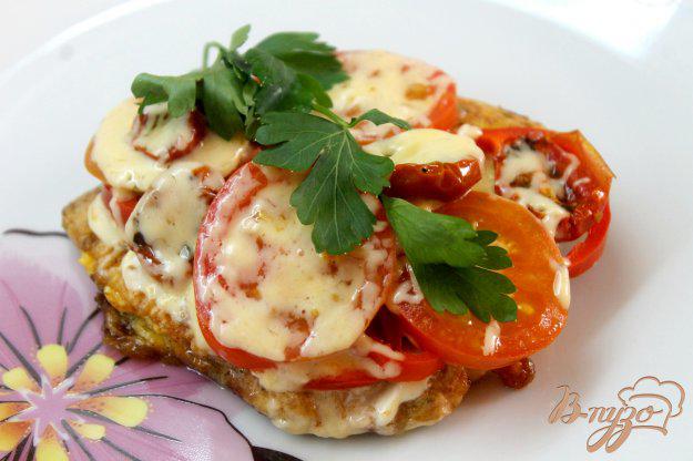 фото рецепта: Куриная отбивная с овощами, вялеными томатами и сыром