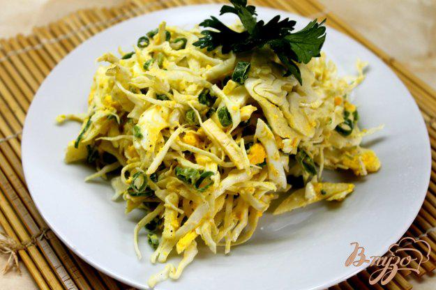 фото рецепта: Капустный салат с твердым сыром и яйцом