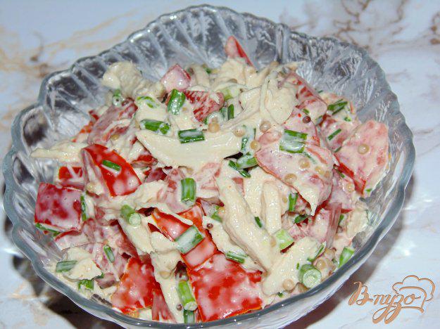 фото рецепта: Салат из помидоров с куриным филе