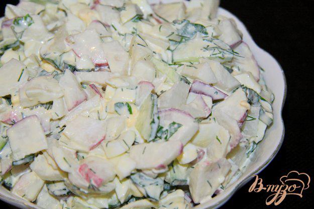 фото рецепта: Салат из редиски с огурцом и яйцами