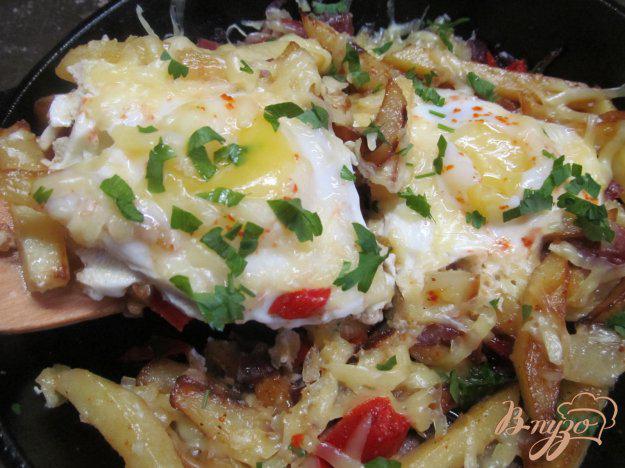 фото рецепта: Жареный картофель с перцем и яйцами под сыром