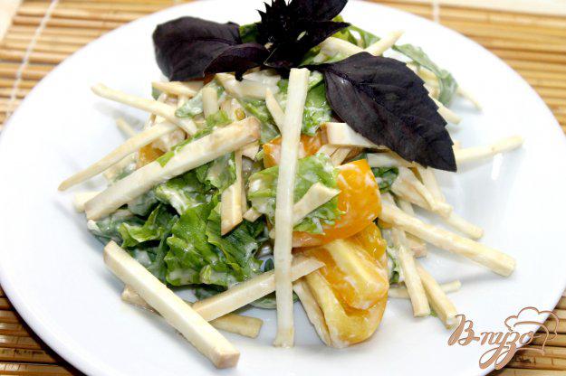фото рецепта: Салат с сельдереем, сыром и помидорами