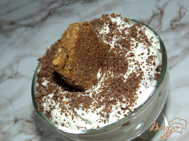 фото рецепта: Творожный десерт с отрубным печеньем, черносливом и изюмом