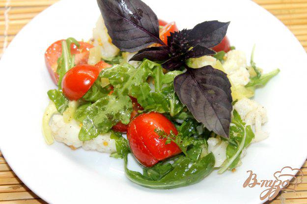 фото рецепта: Салат из цветной капусты, рукколы и черри
