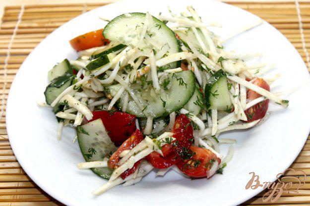 фото рецепта: Диетический салат с сельдереем