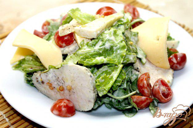 фото рецепта: Салат с курицей, черри и сыром бри