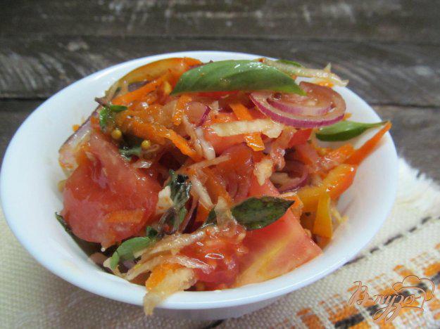 фото рецепта: Салат из помидора моркови и кольраби