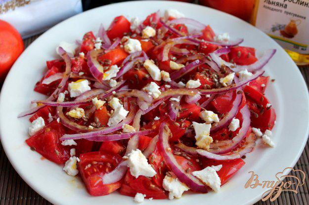 фото рецепта: Салат из помидор с красным луком, брынзой и семенами льна