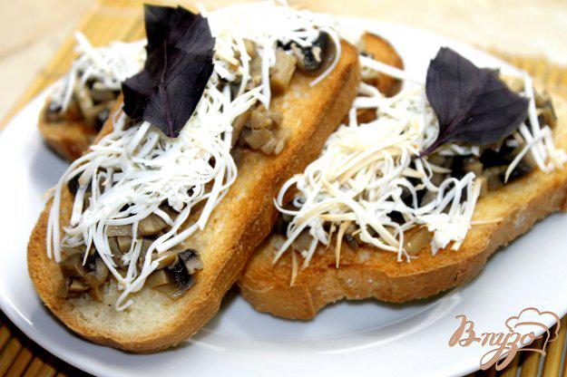 фото рецепта: Гренки с маринованными грибами и сыром