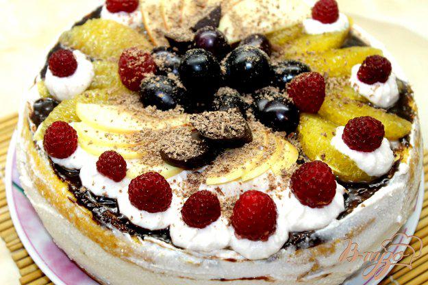фото рецепта: Бисквитный фруктовый торт с малиной