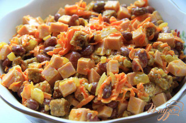 фото рецепта: Быстрый салат с фасолью, колбасой и сухариками