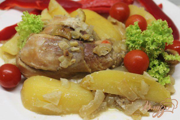 фото рецепта: Куриные ножки с луком и картофелем в рукаве