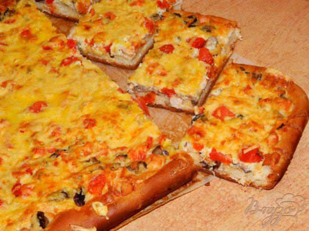 фото рецепта: Пицца с курицей, грибами и сыром