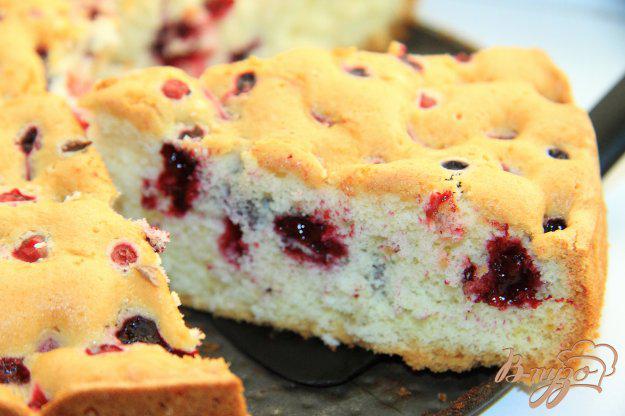 фото рецепта: Бисквитный пирог с ягодами