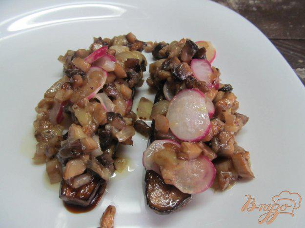фото рецепта: Закуска из баклажана с грибами и редисом