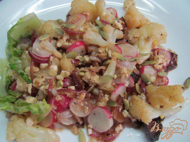 фото рецепта: Теплый салат из цветной капусты с творогом