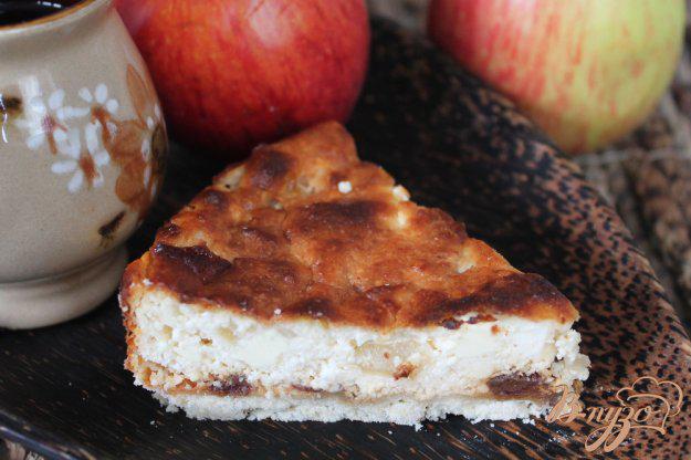 фото рецепта: Творожный пирог с финиками и яблоком