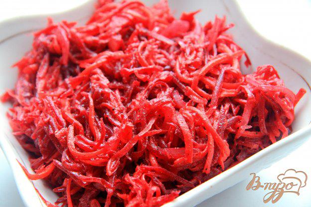 фото рецепта: Салат из моркови и свеклы по-корейски