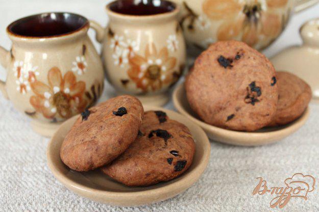 фото рецепта: Шоколадное печенье с имбирем и черносливом