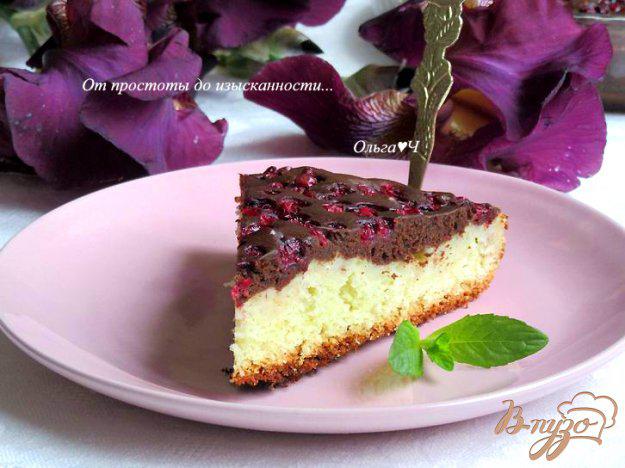 фото рецепта: Шоколадно-творожный пирог с брусникой и миндалем