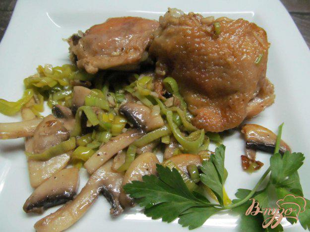 фото рецепта: Курица с грибами и луком-порей