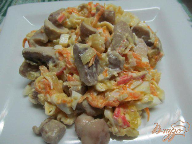 фото рецепта: Салат из крабовых палочек с маринованными грибами
