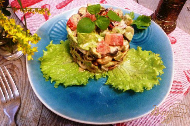 фото рецепта: Салат с авокадо и морским коктейлем