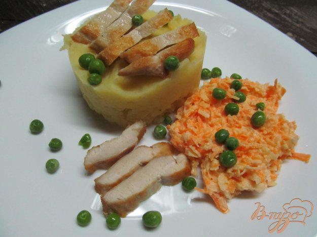фото рецепта: Куриное филе с картофелем и салатом