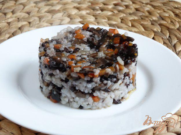 фото рецепта: Пилав из жемчужного и черного риса с грибами