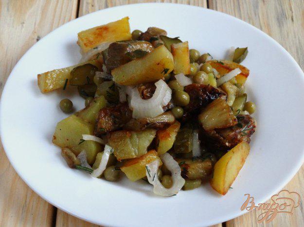 фото рецепта: Теплый салат с баклажанами, картофелем и горошком