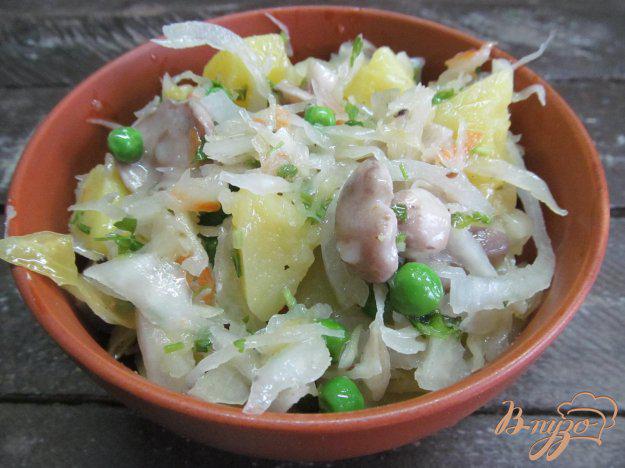 фото рецепта: Салат из квашеной капусты с маринованными грибами