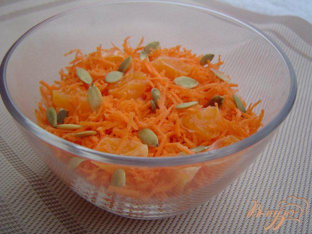 фото рецепта: Морковный салат с мандаринами и тыквенными семечками