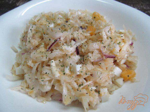 фото рецепта: Салат из квашеной капусты с сыром и яйцом